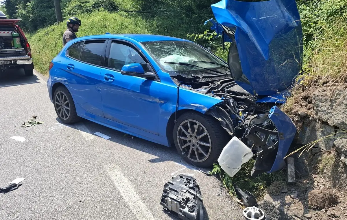 Incidente a Lavenone, auto contro un muro