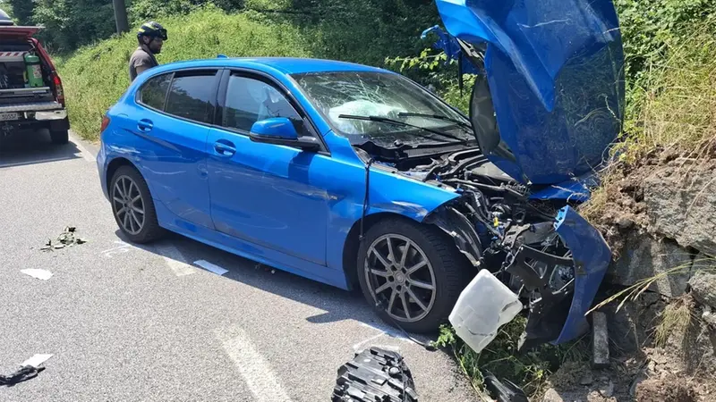 Incidente a Lavenone, auto contro un muro