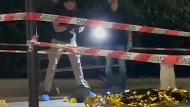 Uccisa a coltellate in strada dall'ex marito, davanti a decine di passanti. Il femminicidio stasera nel centro di Tolentino, in provincia di Macerata. I presenti atterriti hanno assistito al delitto che si è consumato improvvisamente senza che nessuno potesse intervenire: l'uomo ha infierito a coltellate sull'ex moglie fino a che la donna non è caduta sull'asfalto e l'ha presa a calci quando era a terra. Poi si è seduto su una panchina a guardare il cadavere ed è stato arrestato. ANSA