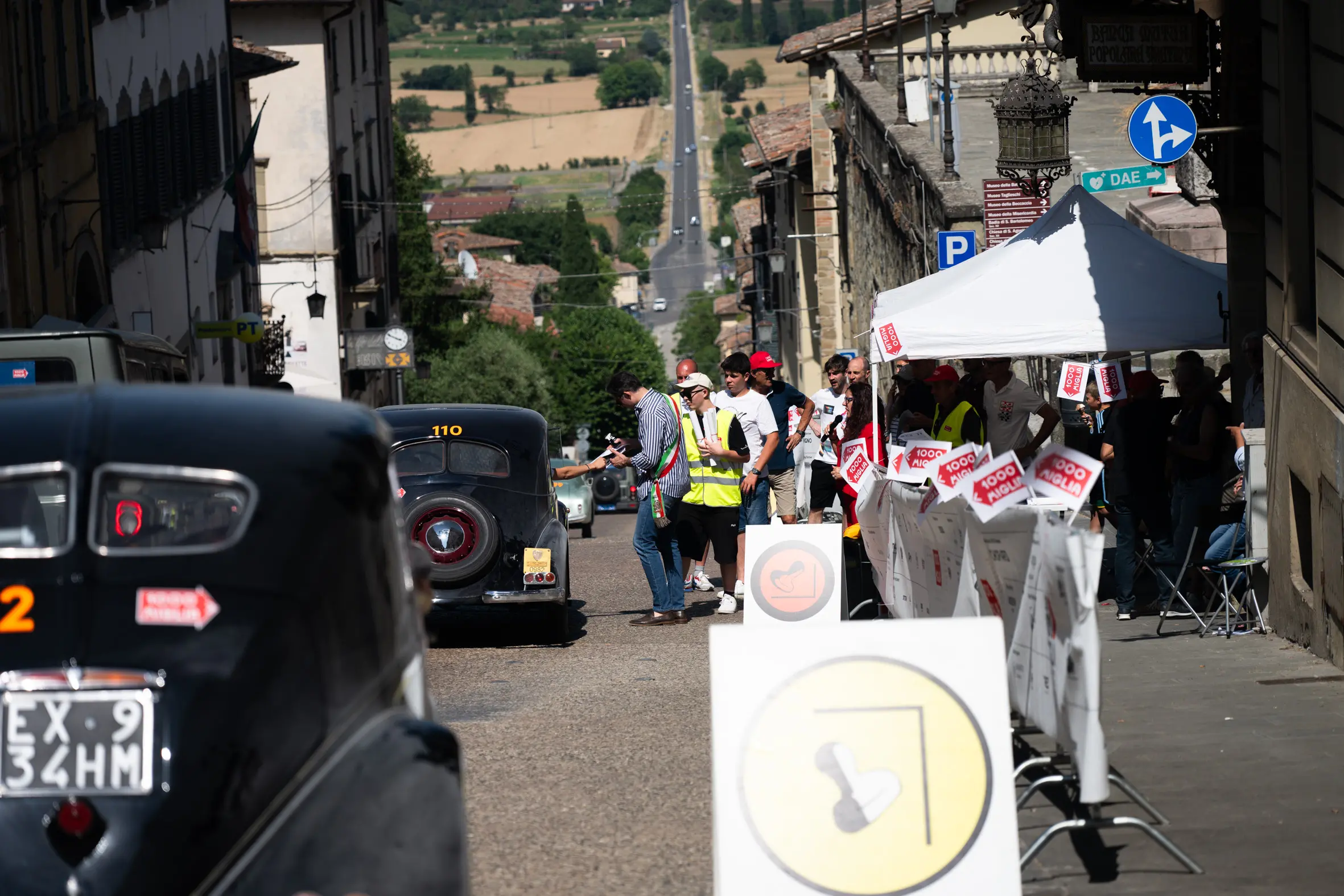 Mille Miglia 2025, la pausa pranzo ad Anghiari