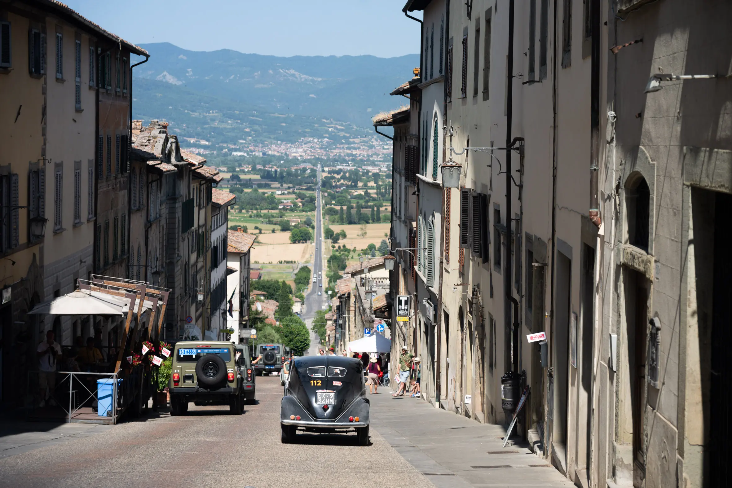 Mille Miglia 2025, la pausa pranzo ad Anghiari