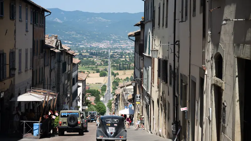 Mille Miglia 2025, la pausa pranzo ad Anghiari