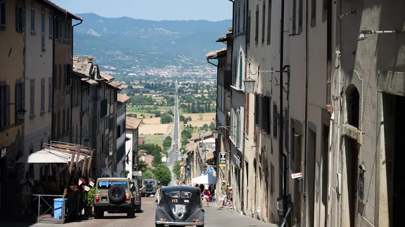 Mille Miglia 2025, la pausa pranzo ad Anghiari