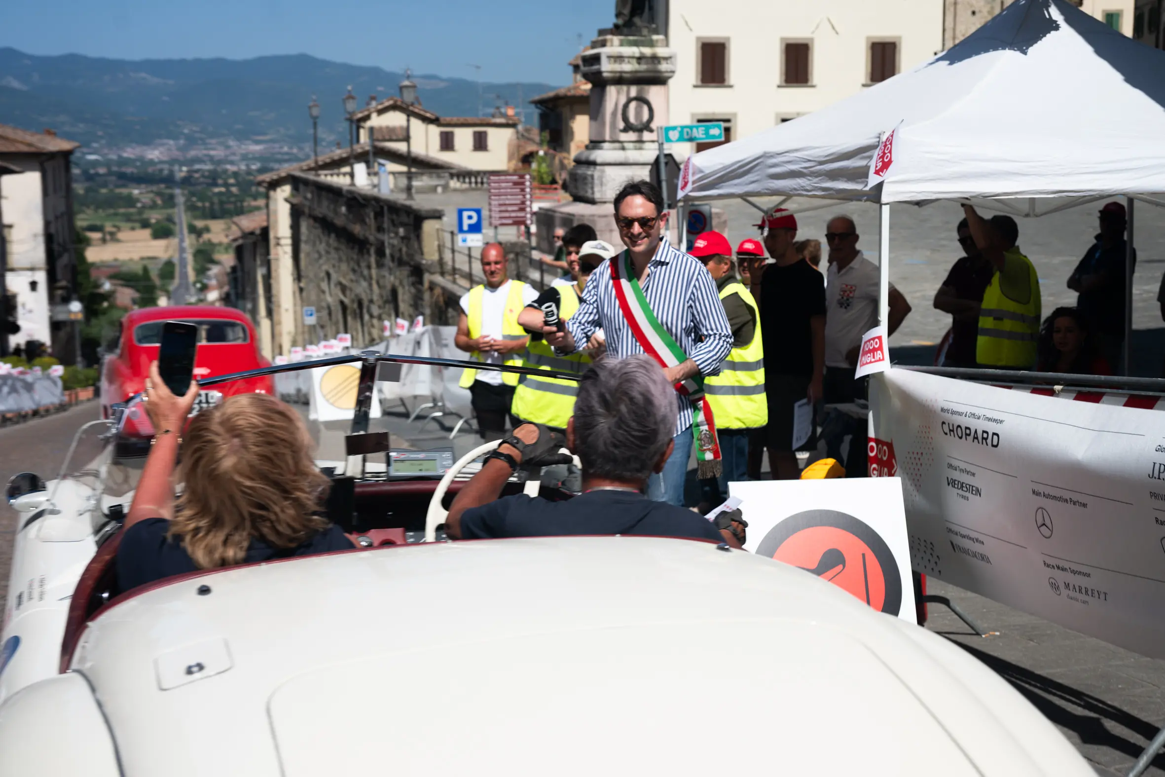 Mille Miglia 2025, la pausa pranzo ad Anghiari
