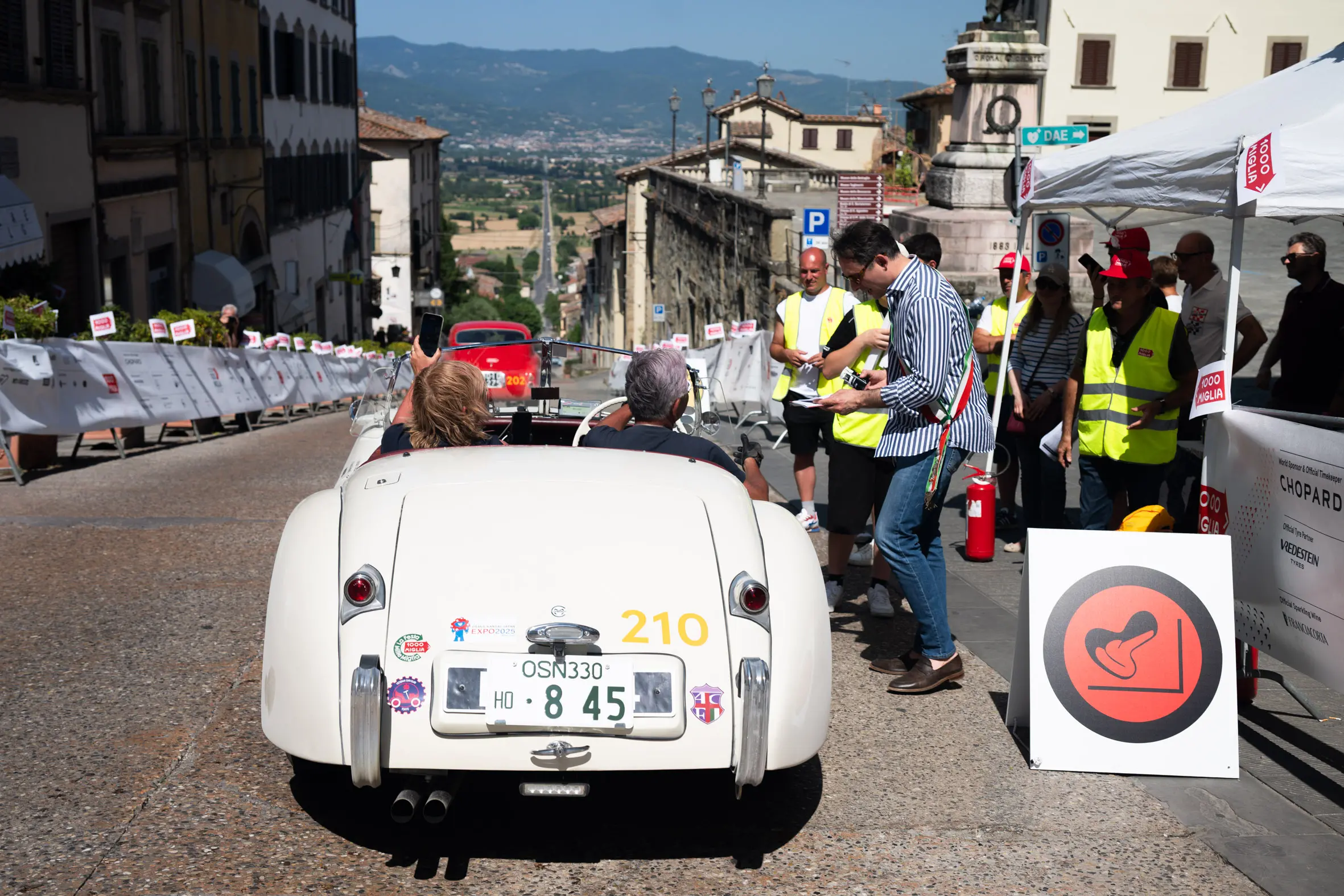 Mille Miglia 2025, la pausa pranzo ad Anghiari