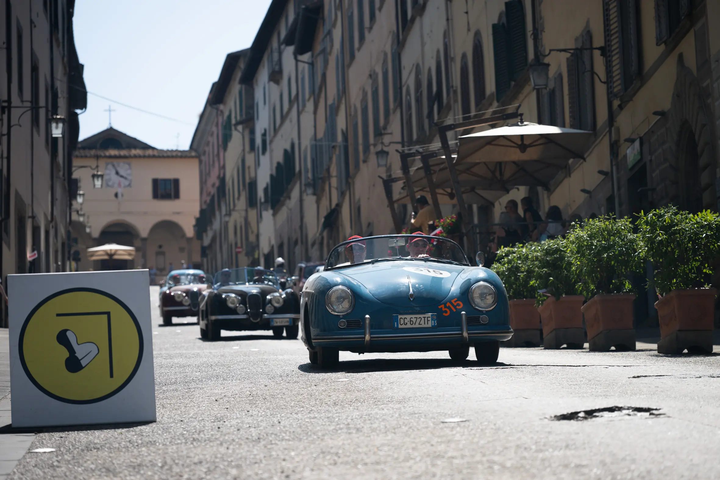 Mille Miglia 2025, la pausa pranzo ad Anghiari