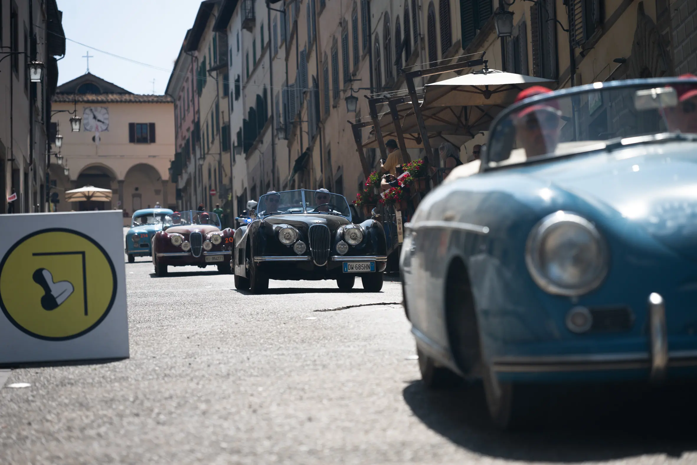 Mille Miglia 2025, la pausa pranzo ad Anghiari