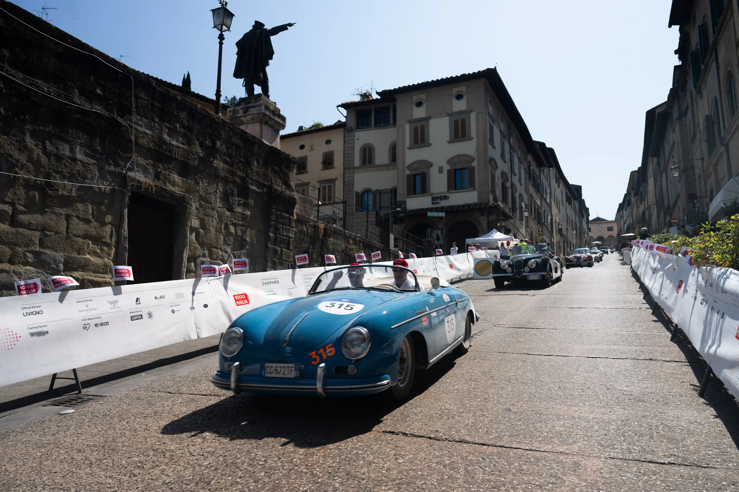Mille Miglia 2025, la pausa pranzo ad Anghiari