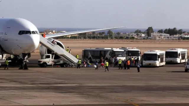 epa05014247 Tourists board a plane to leave Sharm el-Sheikh airport, Sharm el-Sheikh, Egypt, 06 November 2015. According to reports airlines will begin flying stranded British tourists home 06 November after the British Government permitted flights from Egypt's Sharm el-Sheikh resort to resume. Earlier, British Prime Minister David Cameron maintained that the crash of a Russian passenger jet, which left all 224 on board dead, was 'more likely than not' caused by a bomb, despite Russian and Egyptian leaders' calls for all sides to await results of an official investigation EPA/KHALED ELFIQI