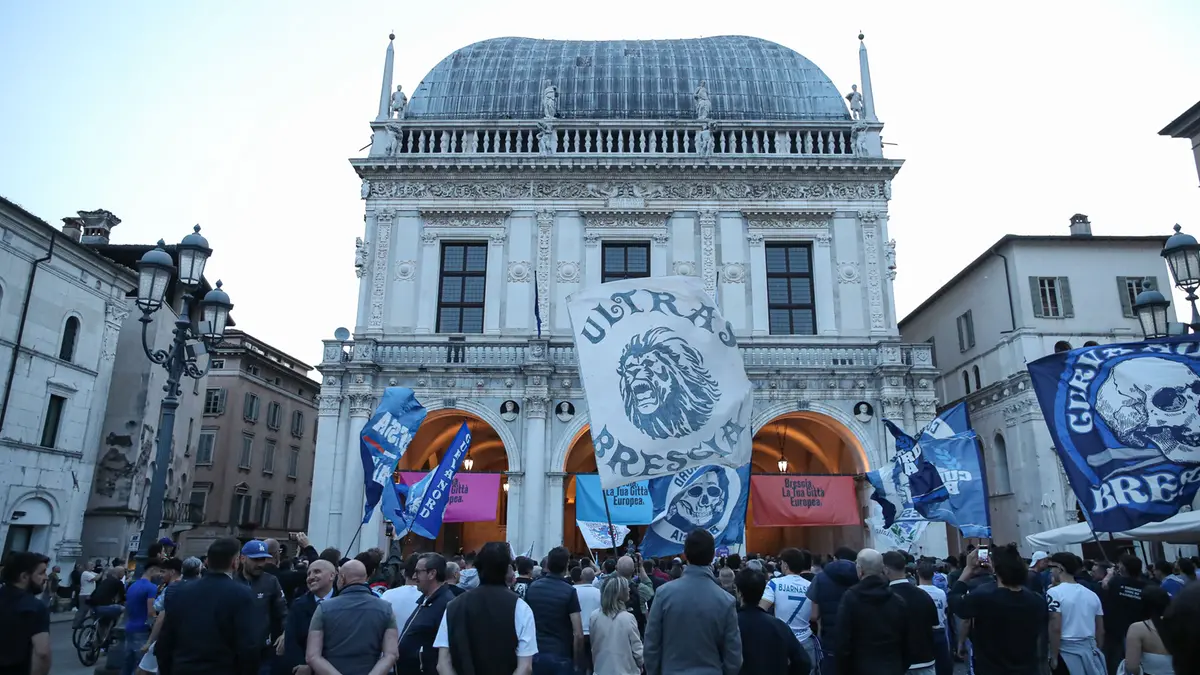 I tifosi del Brescia davanti a Palazzo Loggia - Foto New Reporter © www.giornaledibrescia.it