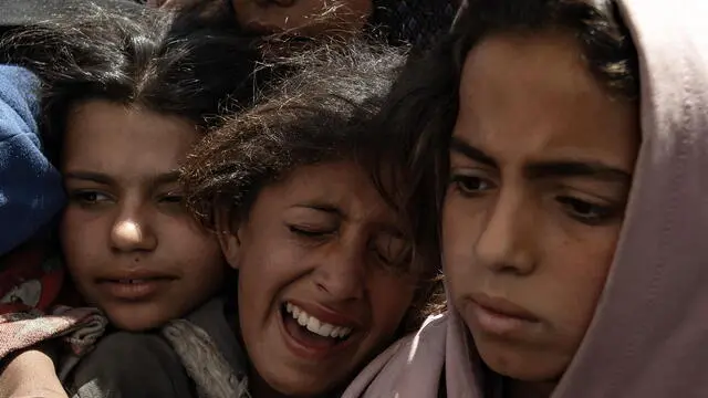 epa12024840 Internally displaced Palestinians push themselves in a line to receive a portion of food from a charity kitchen, in Khan Younis, southern Gaza Strip, 11 April 2025. More than 50,800 Palestinians have been killed in the Gaza Strip, according to the Palestinian Ministry of Health, since Israel launched a military campaign in the strip in response to a cross-border attack led by the Palestinian militant group Hamas on 07 October 2023, in which about 1,200 Israelis were killed and more than 250 taken hostages. EPA/HAITHAM IMAD