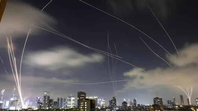 epa12182449 The Iron Dome, the Israeli air defense system, intercepts missiles fired from Iran, over Tel Aviv, Israel, 17 June 2025. Israel and Iran have been exchanging fire since Israel attacked Iran on 13 June 2025 as part of operation 'Rising Lion'. EPA/ABIR SULTAN