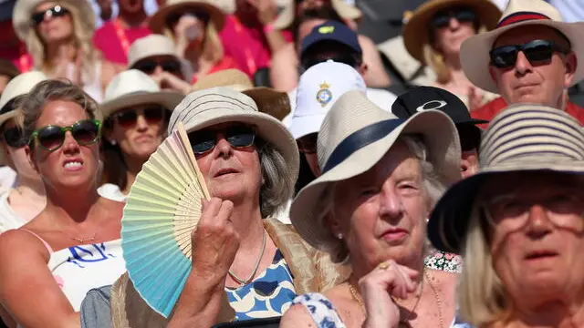 epa12179374 Tennis fans during the hot weather at the Queen's Club Championships tennis tournament in London, Britain, 16 June 2025. EPA/ANDY RAIN