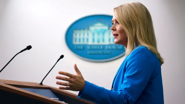 epa12170514 White House Press Secretary, Karoline Leavitt, speaks during a press briefing at the White House, Washington DC, USA, 11 June 2025. EPA/WILL OLIVER