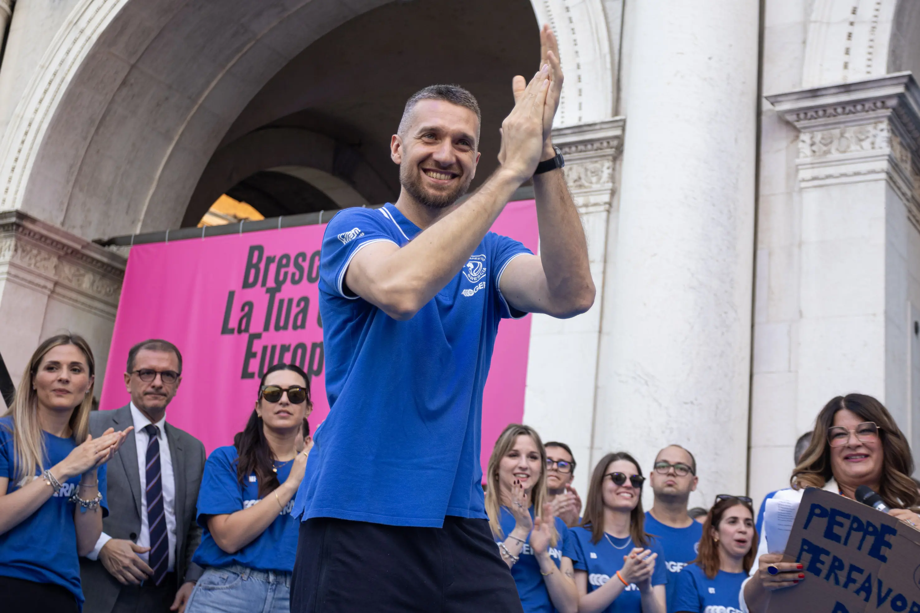 Brescia celebra in piazza la Germani