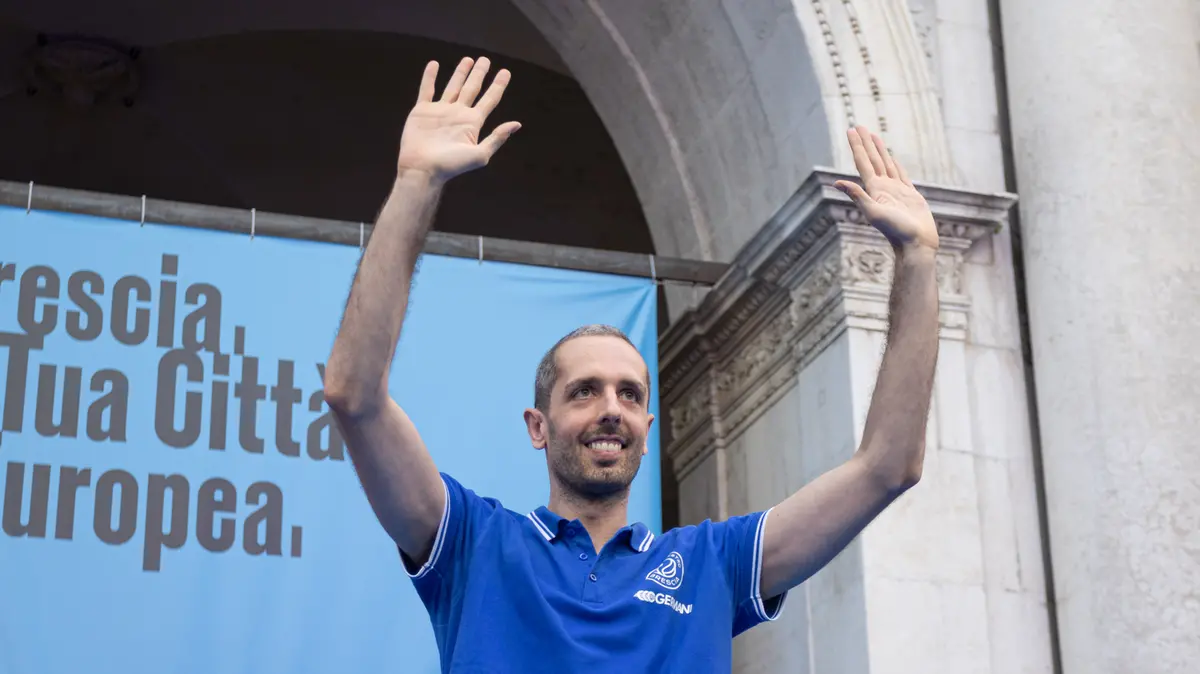 Il capitano Amedeo Della Valle in piazza della Loggia - Foto New Reporter Nicoli © www.giornaledibrescia.it