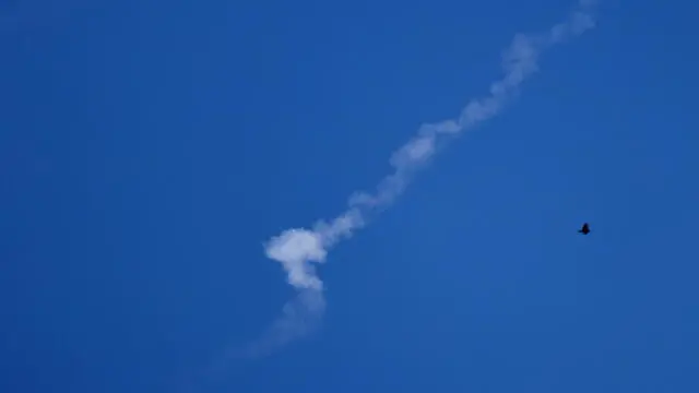epa12185728 The trail of an Iranian missile in the sky over the West Bank city of Nablus, 19 June 2025. Israel and Iran have been exchanging fire since Israel launched strikes across Iran on 13 June 2025 as part of Operation 'Rising Lion.' EPA/ALAA BADARNEH