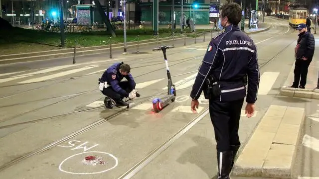 Incidente in monopattino elettrico in Piazza 24 Maggio nella notte, un giovane perde il controllo e picchia violentemente il capo, Milano, 27 febbraio 2021. ANSA / PAOLO SALMOIRAGO