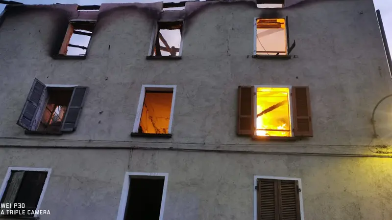 L'incendio in un’azienda a Sabbio Chiese