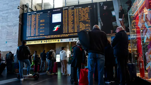 Passeggeri durante lo sciopero dei treni alla stazione ferroviaria di Termini, Roma, 23 maggio 2025. ANSA/ANGELO CARCONI