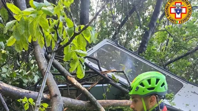 La cabina della funivia del Faito precipitata, 17 aprile 2025. Ã? al momento di tre vittime, un ferito grave e un disperso - il macchinista - il bilancio dell'incidente alla funivia del monte Faito. Sul posto stanno operando i vigili del fuoco e le squadre del soccorso alpino. ANSA/SOCCORSO ALPINO +++ ANSA PROVIDES ACCESS TO THIS HANDOUT PHOTO TO BE USED SOLELY TO ILLUSTRATE NEWS REPORTING OR COMMENTARY ON THE FACTS OR EVENTS DEPICTED IN THIS IMAGE; NO ARCHIVING; NO LICENSING +++ NPK +++