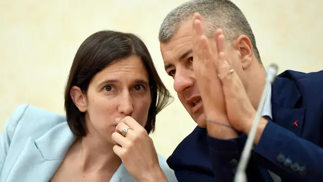 La Segretaria del Partito Democratico Elly Schlein e il responsabile Istruzione nella segreteria del PD Arturo Scotto alla conferenza stampa del gruppo Pd alla Camera sulla situazione del Centro sperimentale di cinematografia Roma, 25 luglio 2023. ANSA/FABIO CIMAGLIA