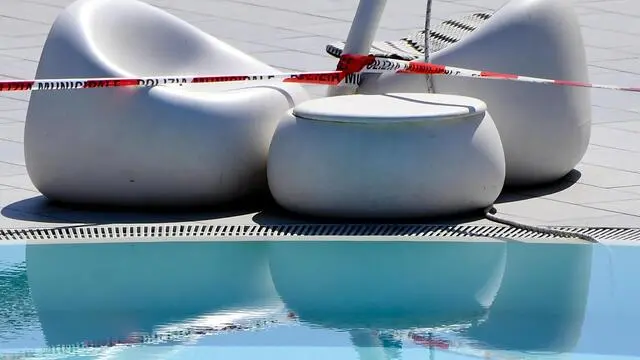 Il nastro delimita l'area posto sotto sequestro dopo un grave incidente in una piscina a Pozzuoli, 25 luglio 2019. ANSA/ CIRO FUSCO