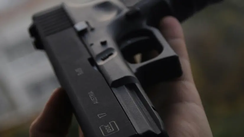 Al centro del video una pistola