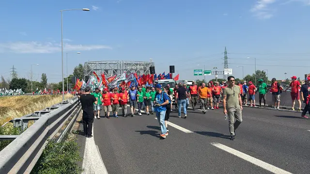 ++ I metalmeccanici entrano in tangenziale a Bologna ++ Il corteo autorizzato per 45 minuti e quattro chilometri
