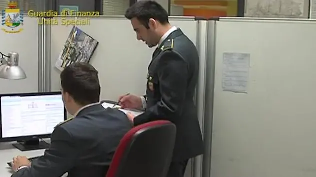 Un fermo immagine, tratto dal video della Guardia di Finanza del Nucleo speciale frodi tecnologiche, relativo al blitz delle Fiamme Gialle contro la pirateria televisiva, Napoli, 03 febbraio 2017. I finanzieri hanno scoperto tre centrali di trasmissione di programmi televisivi, gestite da una persona residente in Svizzera ma di fatto domiciliata nel quartiere di Scampia, che aveva creato una sofisticata infrastruttura per la decodifica del segnale delle pay tv. Le fiamme gialle hanno inoltre sequestrato 76 mila euro, ritrovato decine di fotocopie di documenti di persone del tutto ignare, vittime del furto di identità. L'indagine è volta al contrasto del crescente fenomeno della Iptv, cioè la trasmissione via web di eventi sportivi, film, serie televisive e concerti, senza possederne i diritti. E' stato accertato che venivano offerti programmi televisivi pirata sia in modalità 'streaming live', cioè in diretta, che in modalità on demand, a richiesta degli internauti. Quattro le persone denunciate. ANSA/ GDF +++ ANSA PROVIDES ACCESS TO THIS HANDOUT PHOTO TO BE USED SOLELY TO ILLUSTRATE NEWS REPORTING OR COMMENTARY ON THE FACTS OR EVENTS DEPICTED IN THIS IMAGE; NO ARCHIVING; NO LICENSING +++