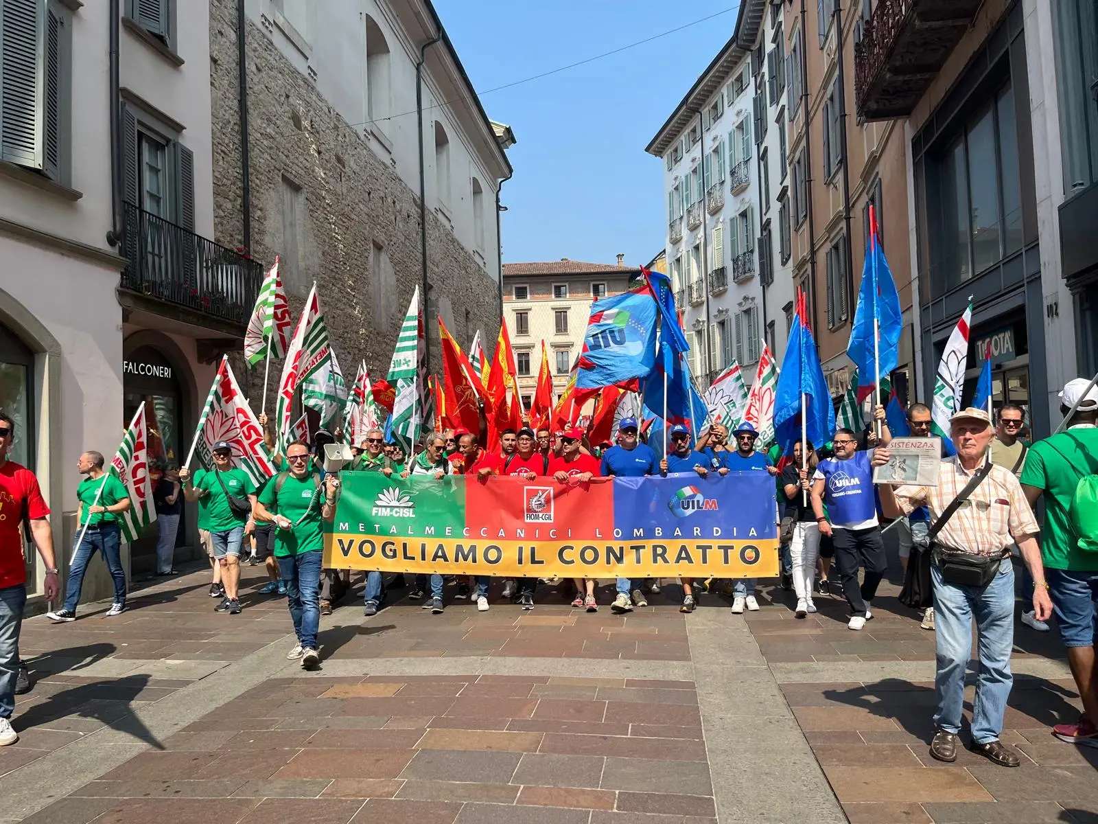 I rappresentanti bresciani di Fiom, Fim e Uilm in corteo a Bergamo