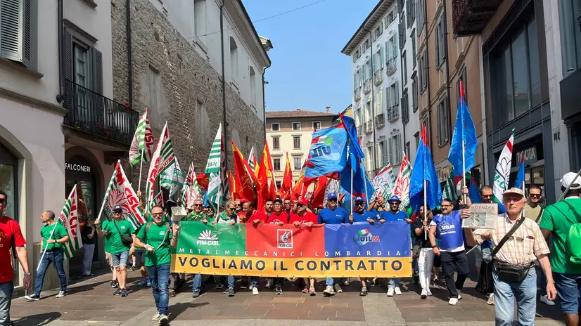 I rappresentanti bresciani di Fiom, Fim e Uilm in corteo a Bergamo