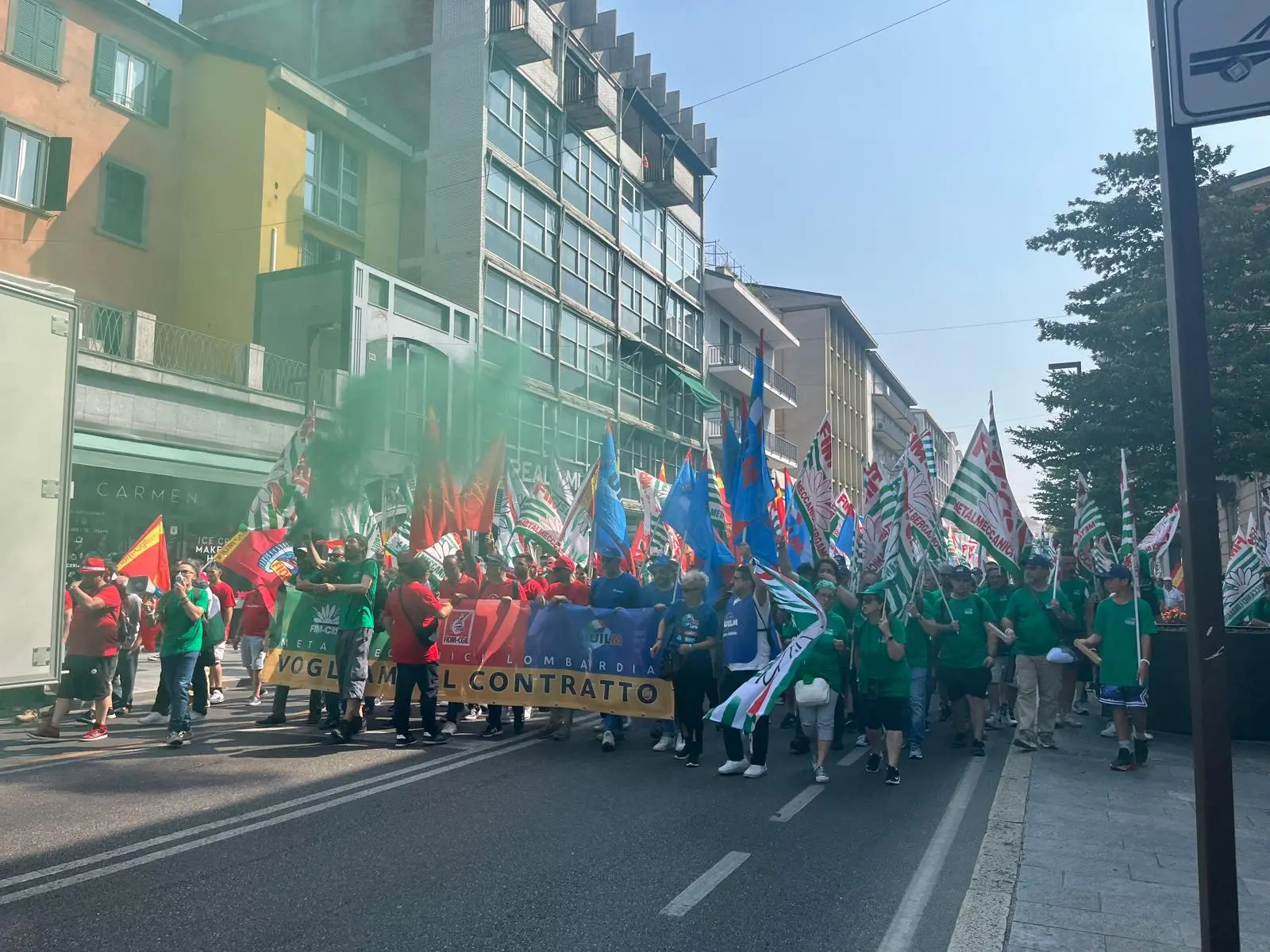 I rappresentanti bresciani di Fiom, Fim e Uilm in corteo a Bergamo