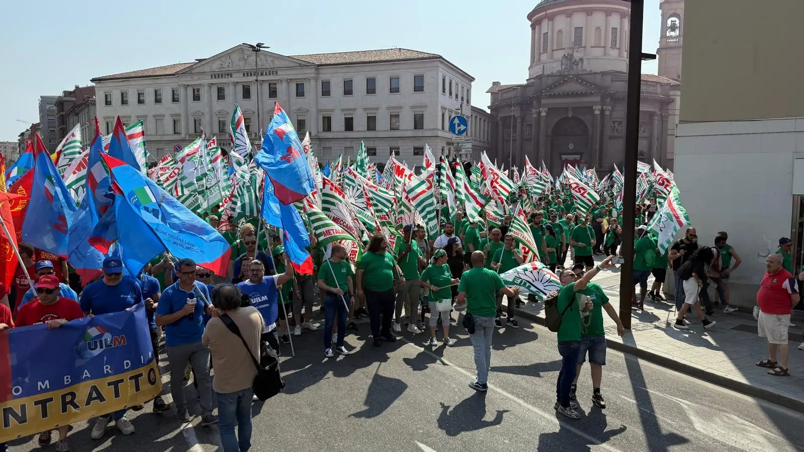 I rappresentanti bresciani di Fiom, Fim e Uilm in corteo a Bergamo