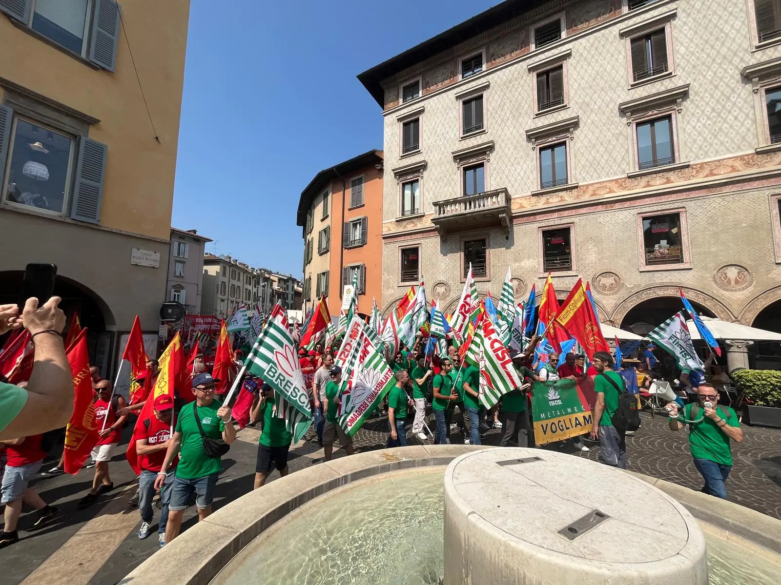 I rappresentanti bresciani di Fiom, Fim e Uilm in corteo a Bergamo