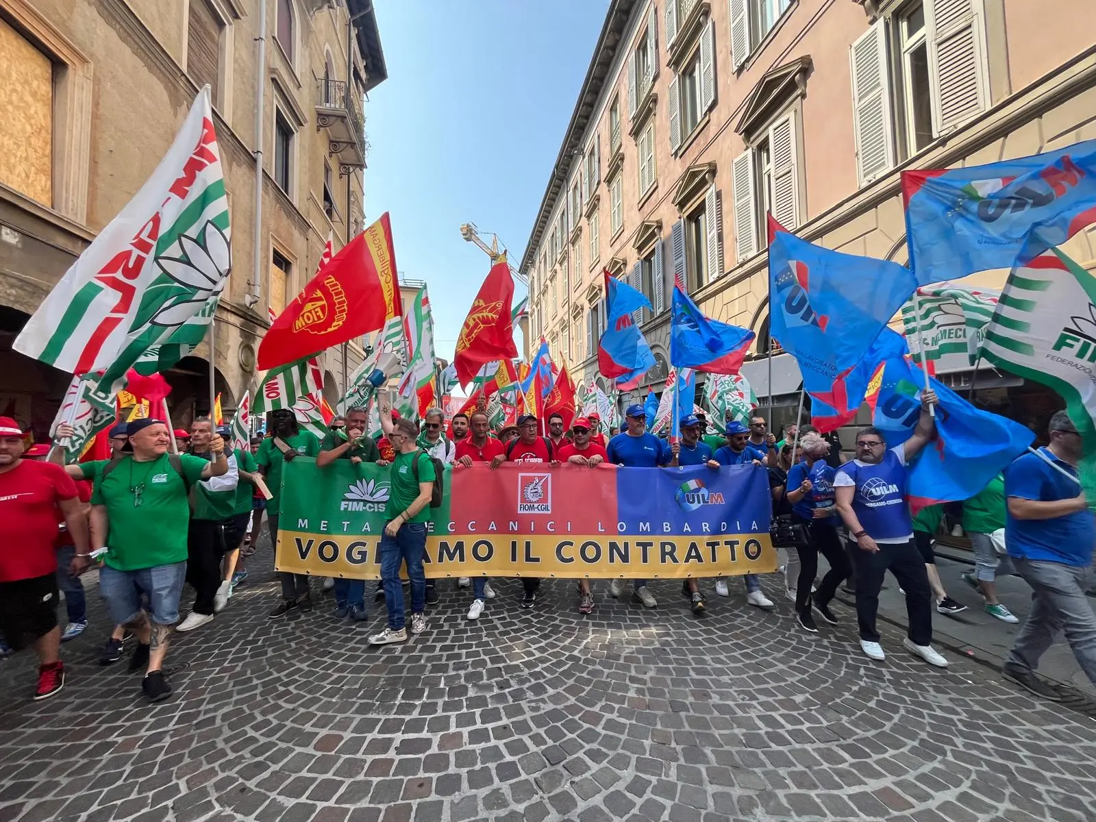 I rappresentanti bresciani di Fiom, Fim e Uilm in corteo a Bergamo