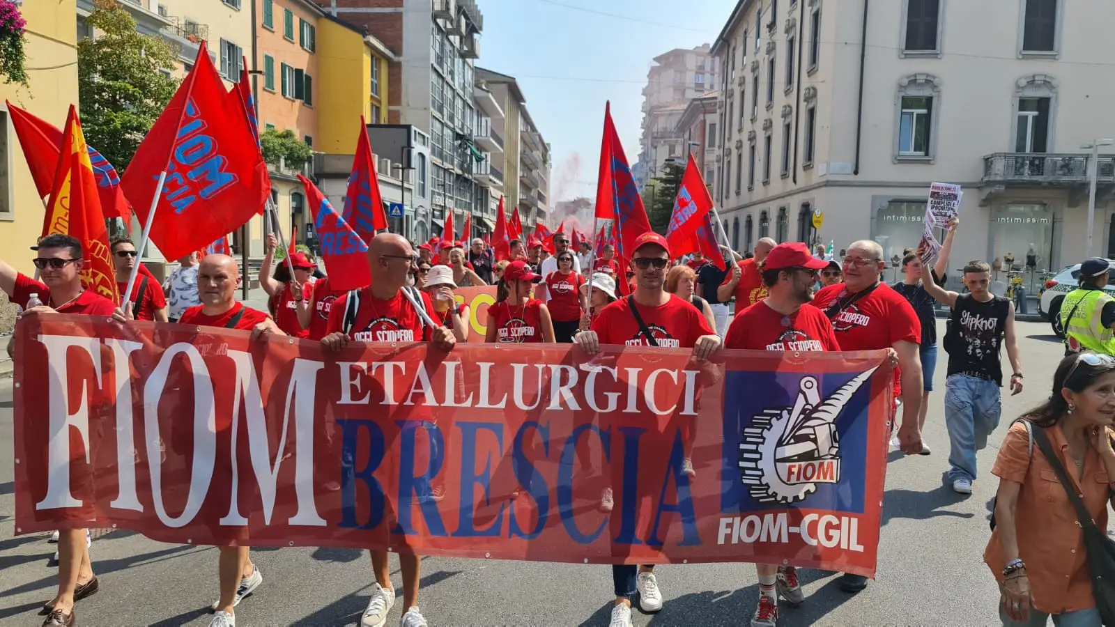 I rappresentanti bresciani di Fiom, Fim e Uilm in corteo a Bergamo