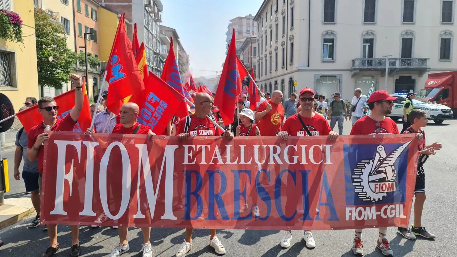 I rappresentanti bresciani di Fiom, Fim e Uilm in corteo a Bergamo