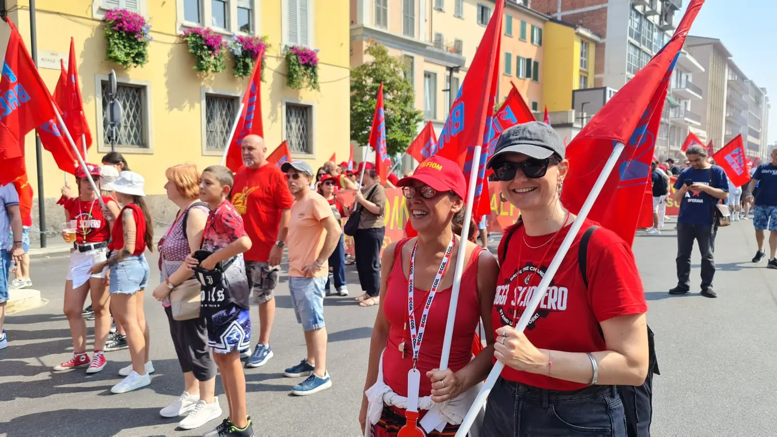 I rappresentanti bresciani di Fiom, Fim e Uilm in corteo a Bergamo
