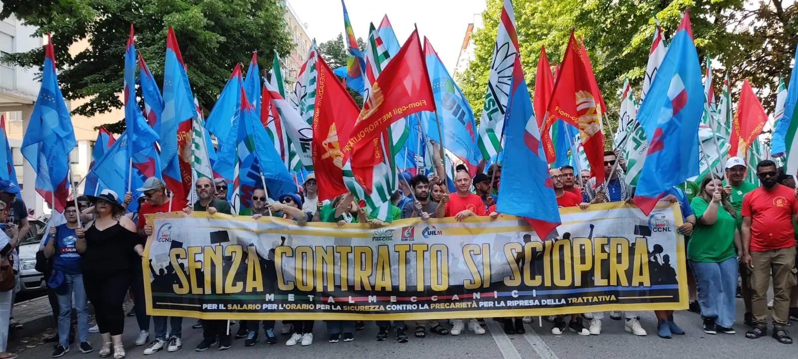 I rappresentanti bresciani di Fiom, Fim e Uilm in corteo a Bergamo