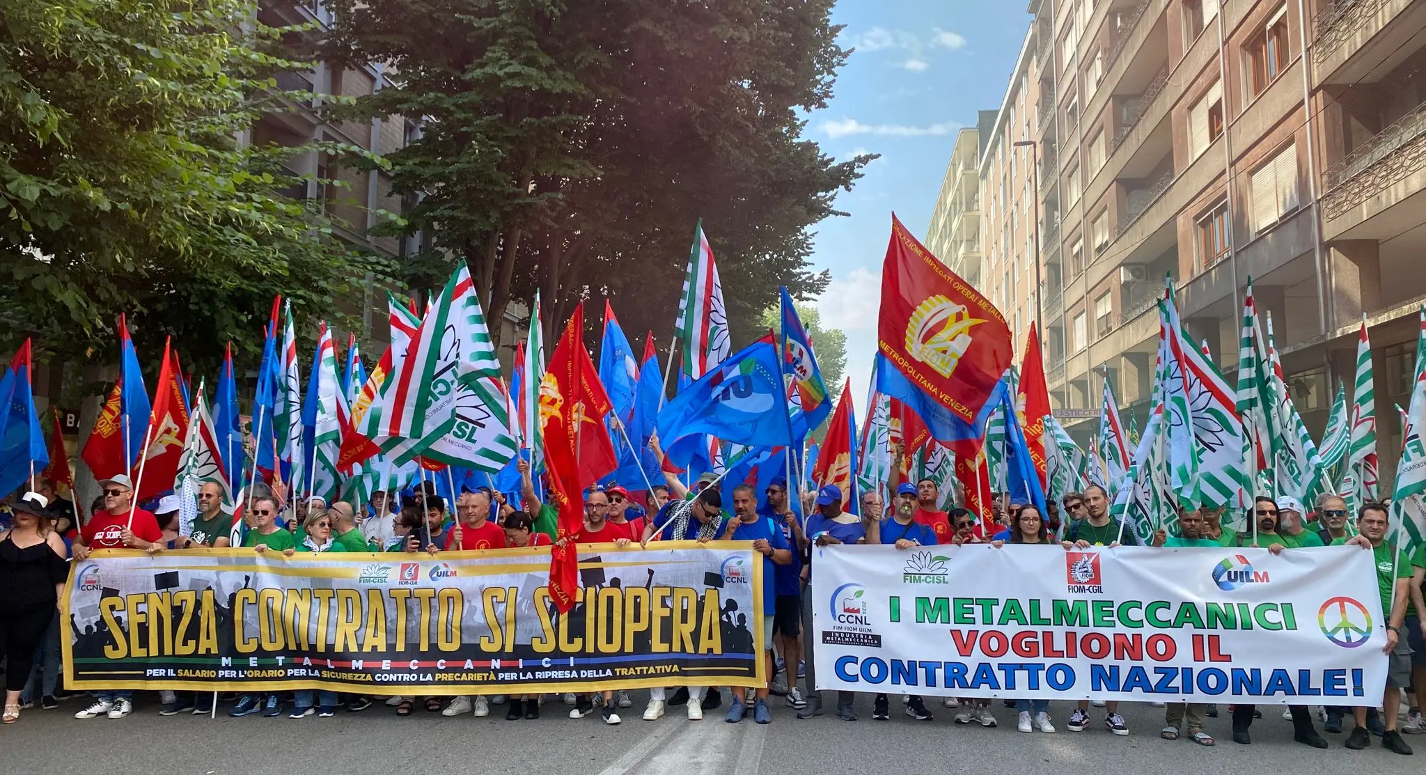 I rappresentanti bresciani di Fiom, Fim e Uilm in corteo a Bergamo