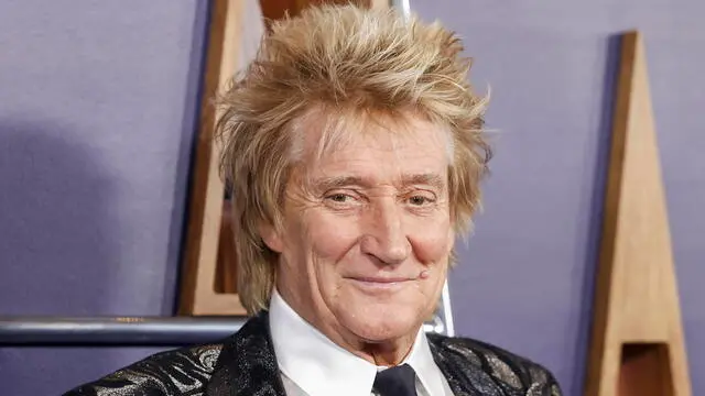 epa12137864 Musician Rod Stewart arrives to the 2025 American Music Awards at Fontainebleau Las Vegas in Las Vegas, Nevada, USA, 26 May 2025. The American Music Awards recognizes the year's top music achievements as determined by fan voting. EPA/CAROLINE BREHMAN