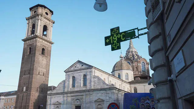 Il termometro di una farmacia, sullo sfondo il Duomo di Torino. Caldo anomalo a Torino, il 22 dicembre, a causa del vento Favonio (phoen) che ha fatto salire le temperature fino a 20 gradi. ANSA/JESSICA PASQUALON