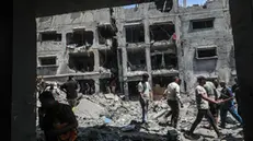 epa12161930 Palestinians search for bodies and survivors among the rubble of a destroyed house following an Israeli airstrike on Al Sabra neighborhood in Gaza City, the Gaza Strip, 07 June 2025. According to the Palestinian Civil Defense in Gaza, at least 15 people were killed and several others were injured after the strike. More than 54,600 Palestinians have been killed in the Gaza Strip, according to the Palestinian Ministry of Health, since Israel launched a military campaign in the strip in response to a cross-border attack led by the Palestinian militant group Hamas on 07 October 2023, in which about 1,200 Israelis were killed and more than 250 taken hostage. EPA/MOHAMMED SABER