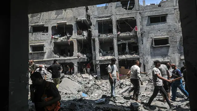 epa12161930 Palestinians search for bodies and survivors among the rubble of a destroyed house following an Israeli airstrike on Al Sabra neighborhood in Gaza City, the Gaza Strip, 07 June 2025. According to the Palestinian Civil Defense in Gaza, at least 15 people were killed and several others were injured after the strike. More than 54,600 Palestinians have been killed in the Gaza Strip, according to the Palestinian Ministry of Health, since Israel launched a military campaign in the strip in response to a cross-border attack led by the Palestinian militant group Hamas on 07 October 2023, in which about 1,200 Israelis were killed and more than 250 taken hostage. EPA/MOHAMMED SABER