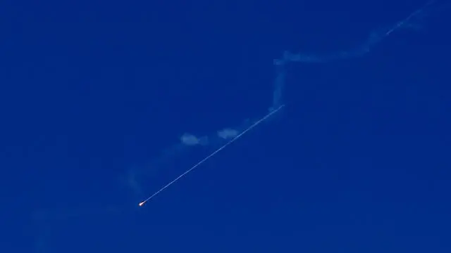 epaselect epa12185754 An Iranian missile in the sky over the West Bank city of Nablus, 19 June 2025. Israel and Iran have been exchanging fire since Israel launched strikes across Iran on 13 June 2025 as part of Operation 'Rising Lion.' EPA/ALAA BADARNEH