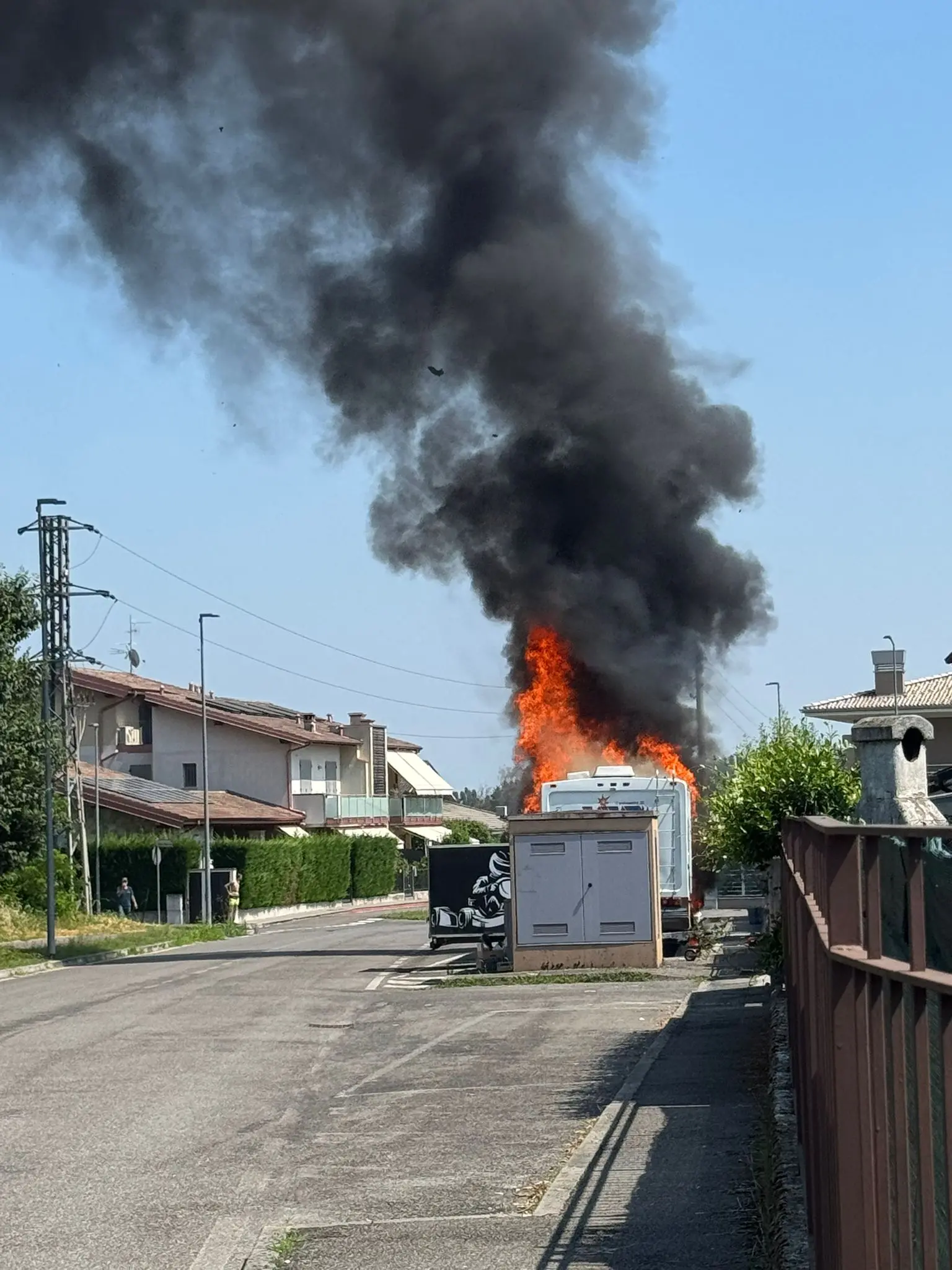 Il camper in fiamme a Ospitaletto