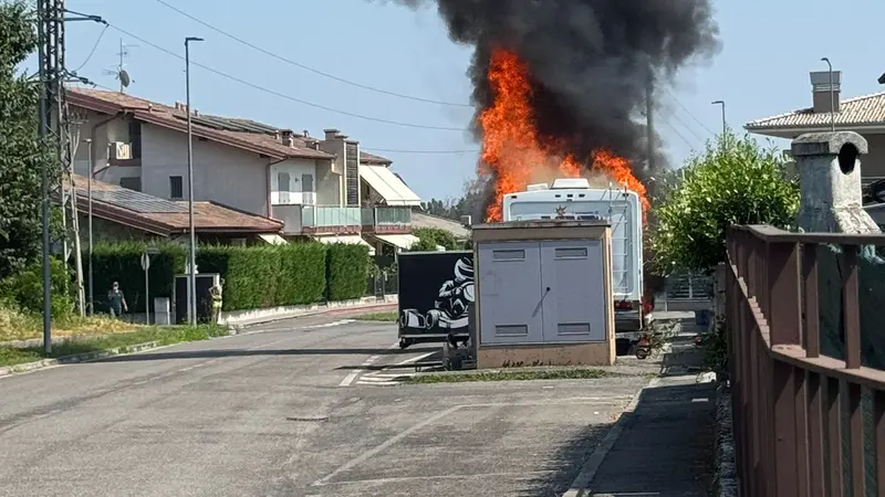 Il camper in fiamme a Ospitaletto