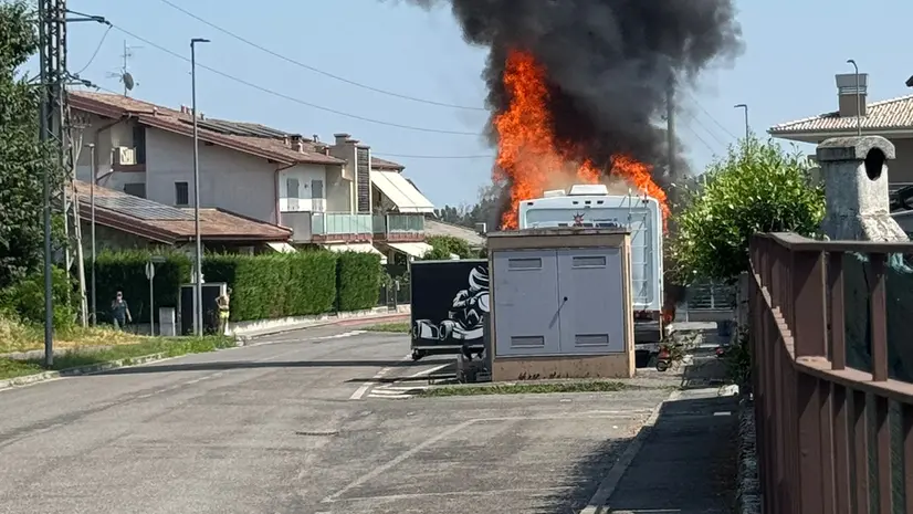 Il camper in fiamme a Ospitaletto