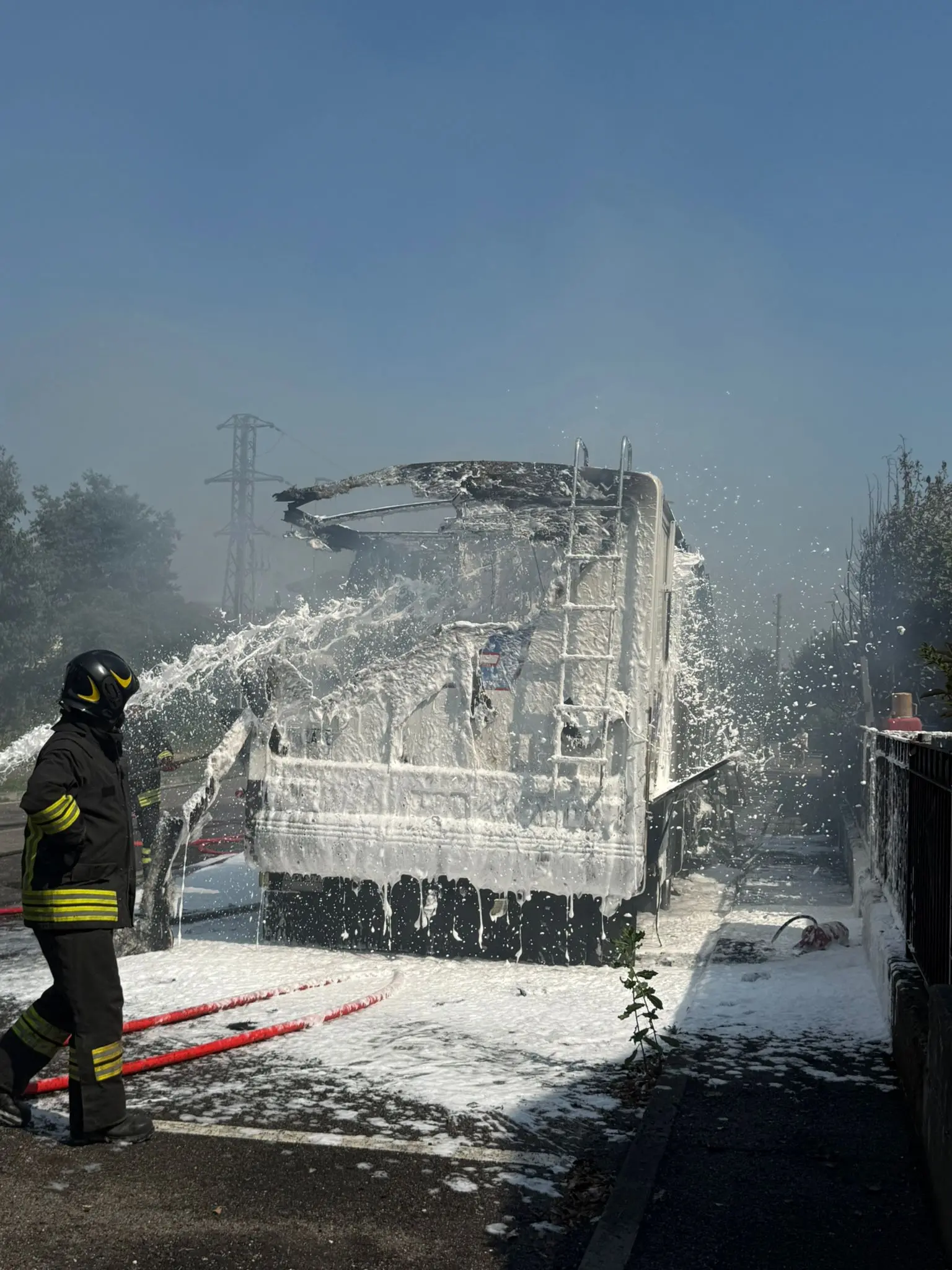 Il camper in fiamme a Ospitaletto